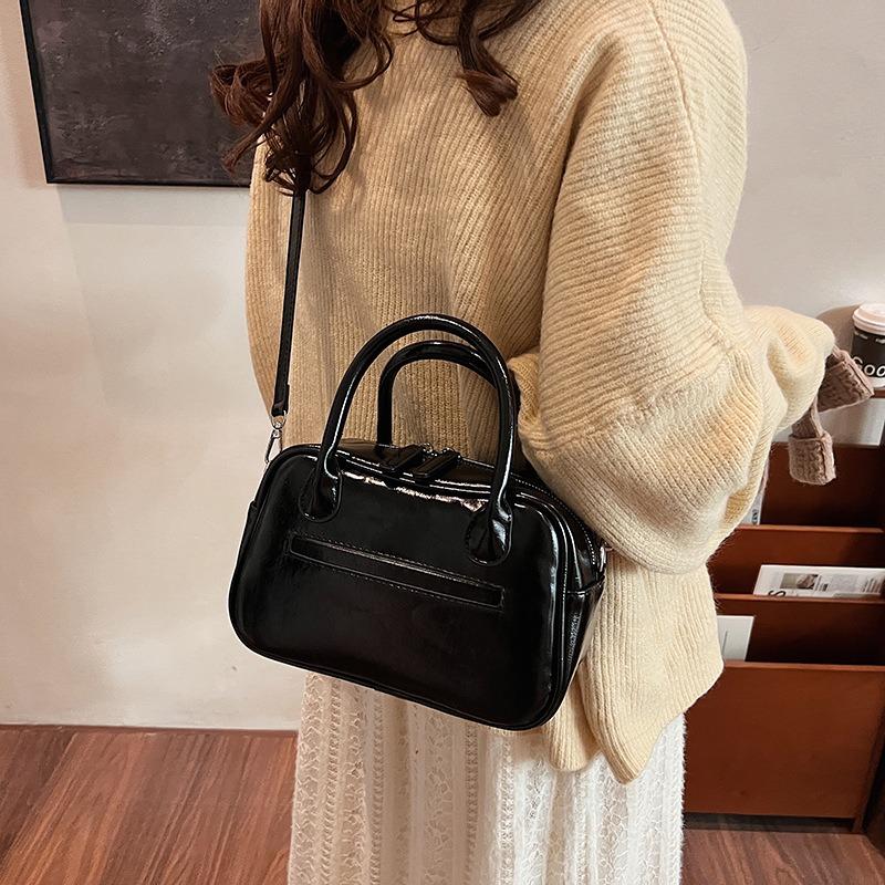 Retro Pillow Bag Women's New Autumn and Winter Niche Shoulder Messenger Bag Portable Work Commuter Bag