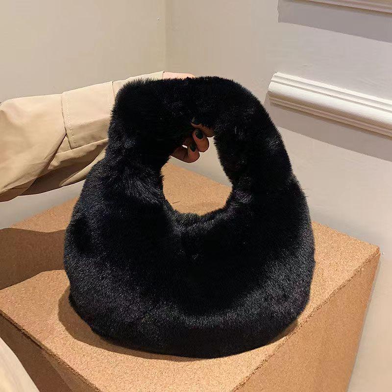 Fur Women's Small Half Moon Bag Luxury Warm Plush Wrist Bags for Women Fashion Furry Short Handle Clutch Ladies Coin Purses