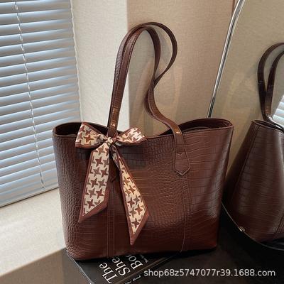 Large Capacity Daily Travel Tote Bag 2025 Summer New Fashion Temperament Work Commute Armpit Large Bag