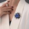 Elegancka broszka w kształcie kwiatu, Wysokiej klasy kobiecy urok, Broszka ze sztucznego kryształu, Lekki luksusowy zmysł designu, Niszowa broszka