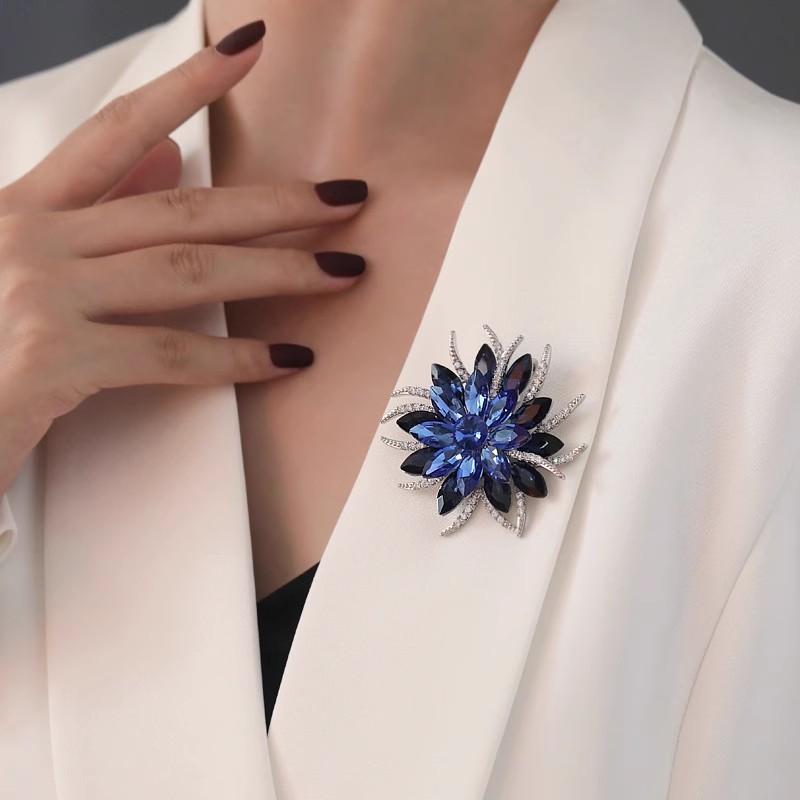 Elegancka broszka w kształcie kwiatu, Wysokiej klasy kobiecy urok, Broszka ze sztucznego kryształu, Lekki luksusowy zmysł designu, Niszowa broszka