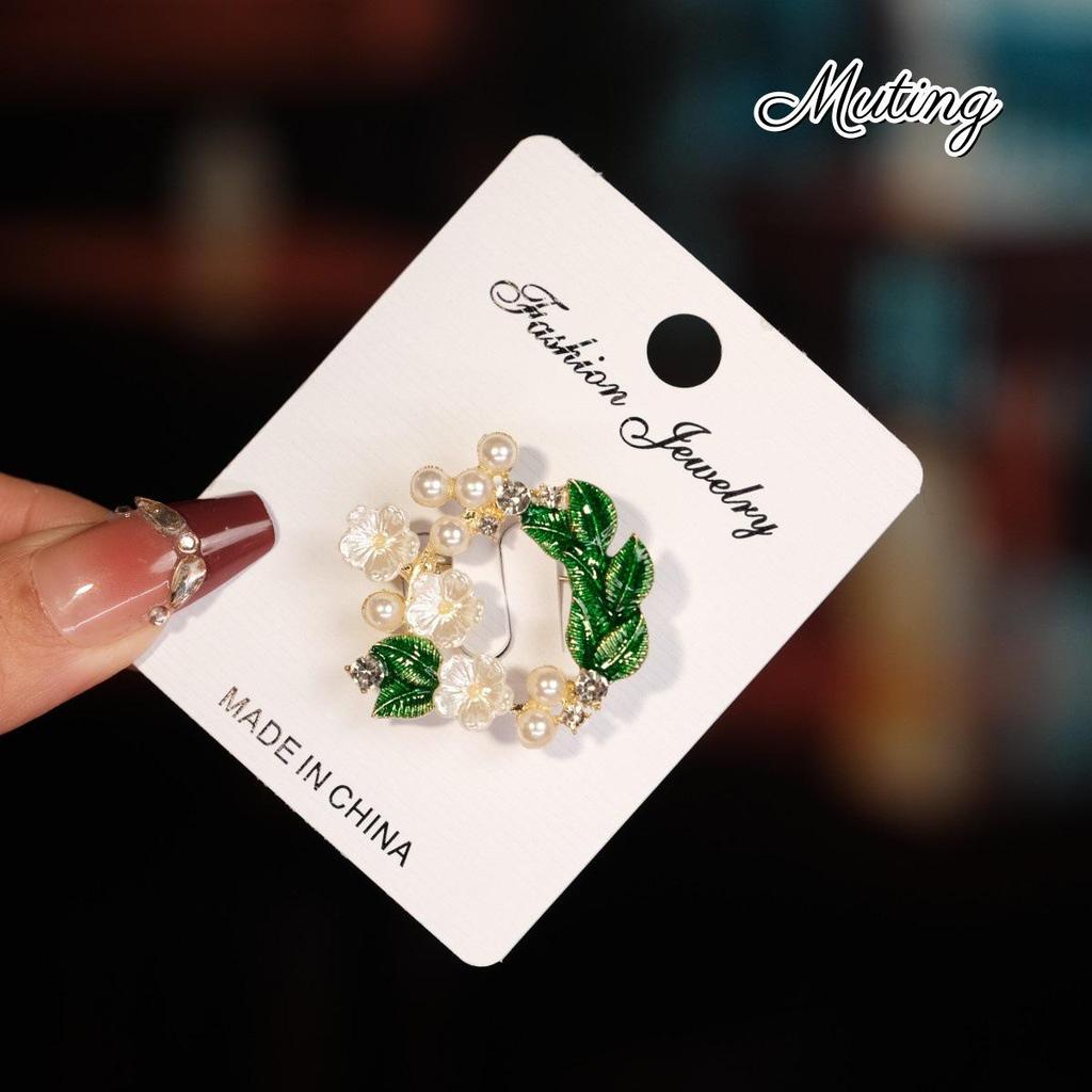 Retro Gardenia Pearl Brooch: Elegant Round Alloy Accessory for Suits and Coats