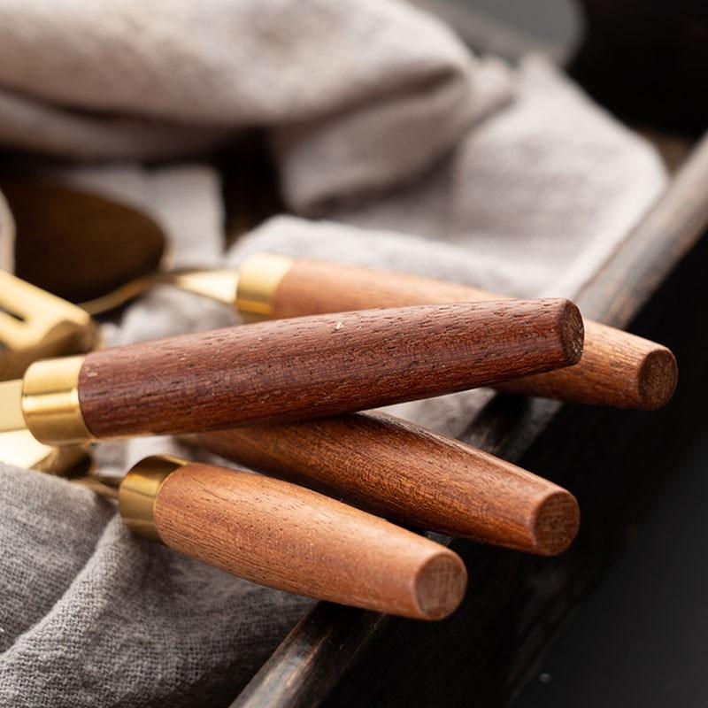 Servise med trehåndtak Rustfritt stål Glatte kanter Hjemmekjøkken