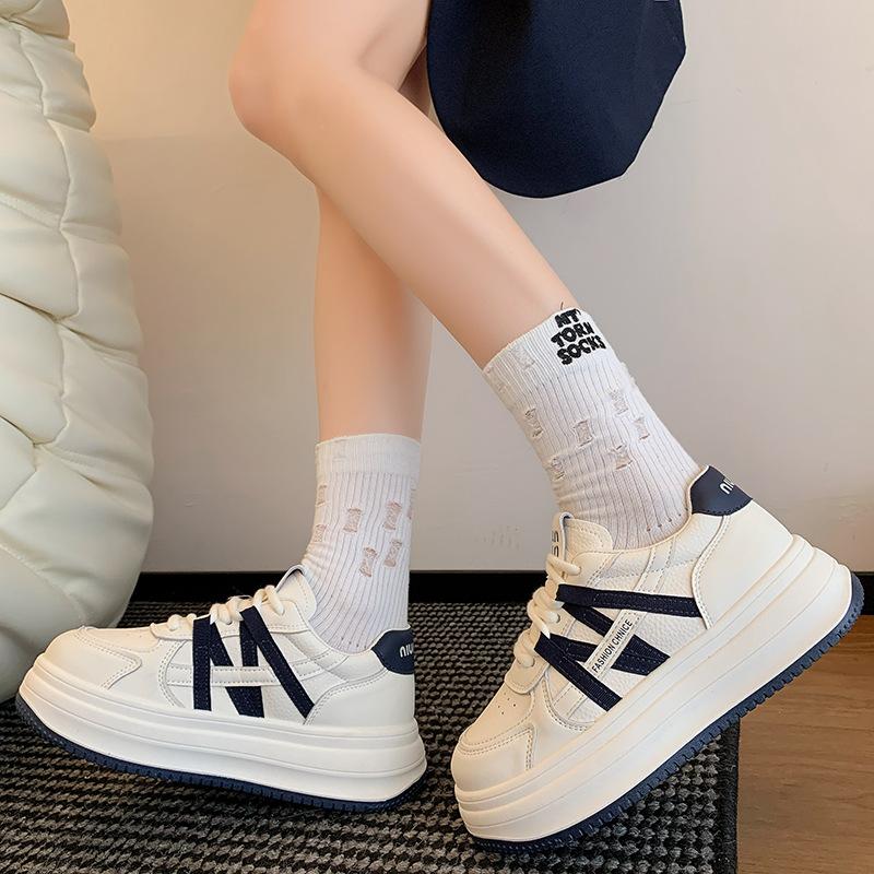 Kleine weiße Schuhe Damen 2025 neu vielseitig super beliebt Damenschuhe dicke Sohle leichte Sohle weiche Sohle Kunstleder atmungsaktive Board-Schuhe