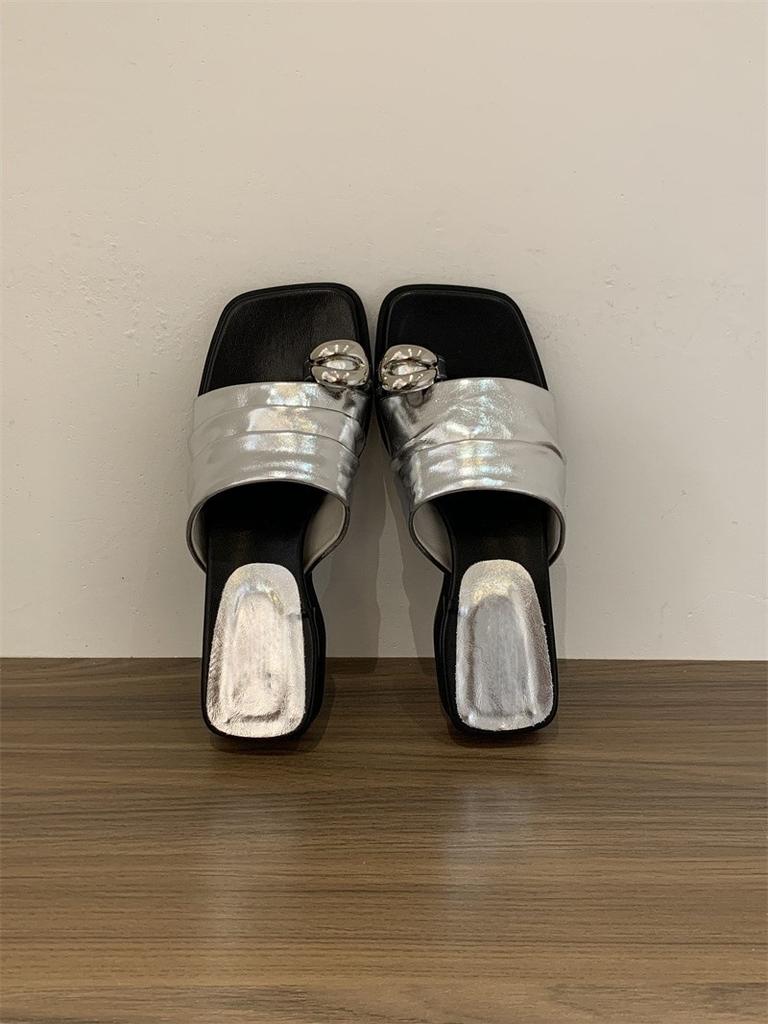 Holiday style metal pinch temperament square head grass woven cover toe cool slippers women's summer wear 2025 new