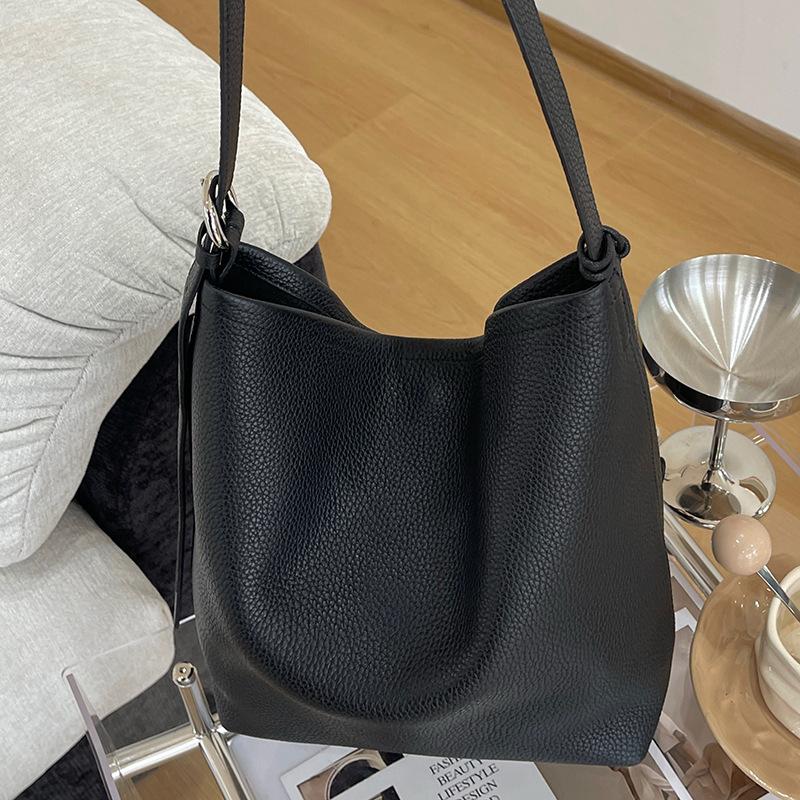 

Large-capacity Commuter Tote Bag Trendy Single-shoulder Bag Casual and Versatile Underarm Bag One Size чорний