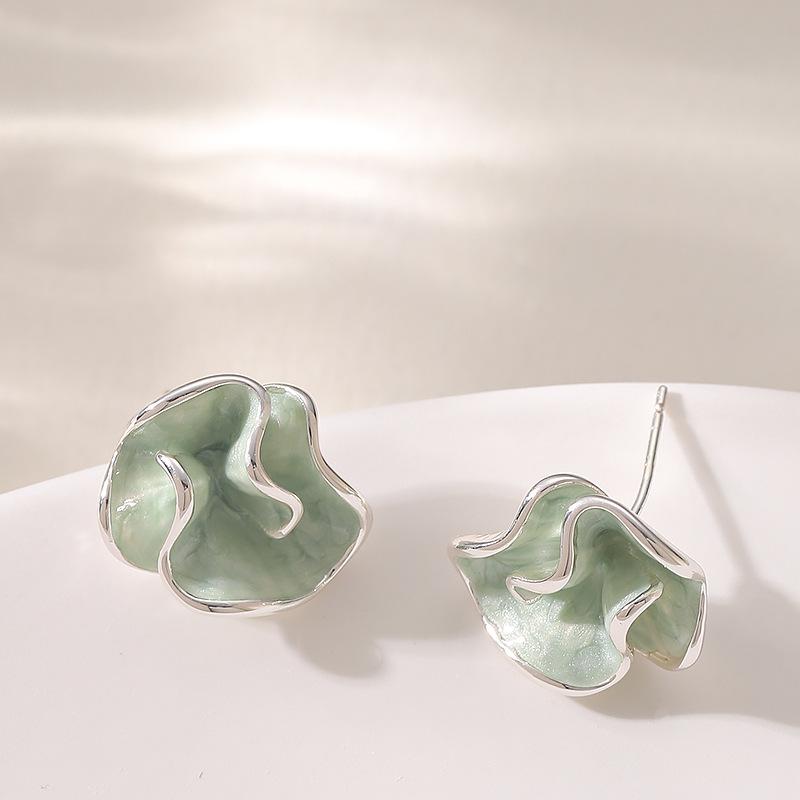 Xiaohongshu fashion temperament fairy wind dripping oil irregular petal stud earrings light luxury high-end earrings