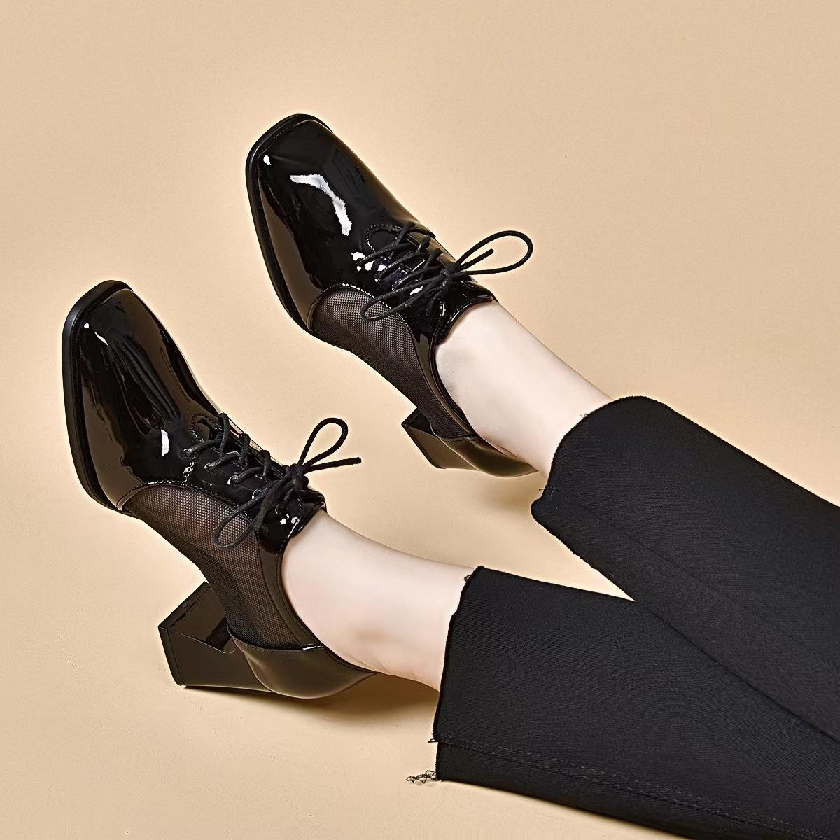 

Женские туфли на высоком каблуке с квадратным носком, весна-лето 2025, новый европейский и американский стиль, коровья патентная кожа, сетка, шнуровка, глубокий вырез, одинарные туфли, толстый каблук 34