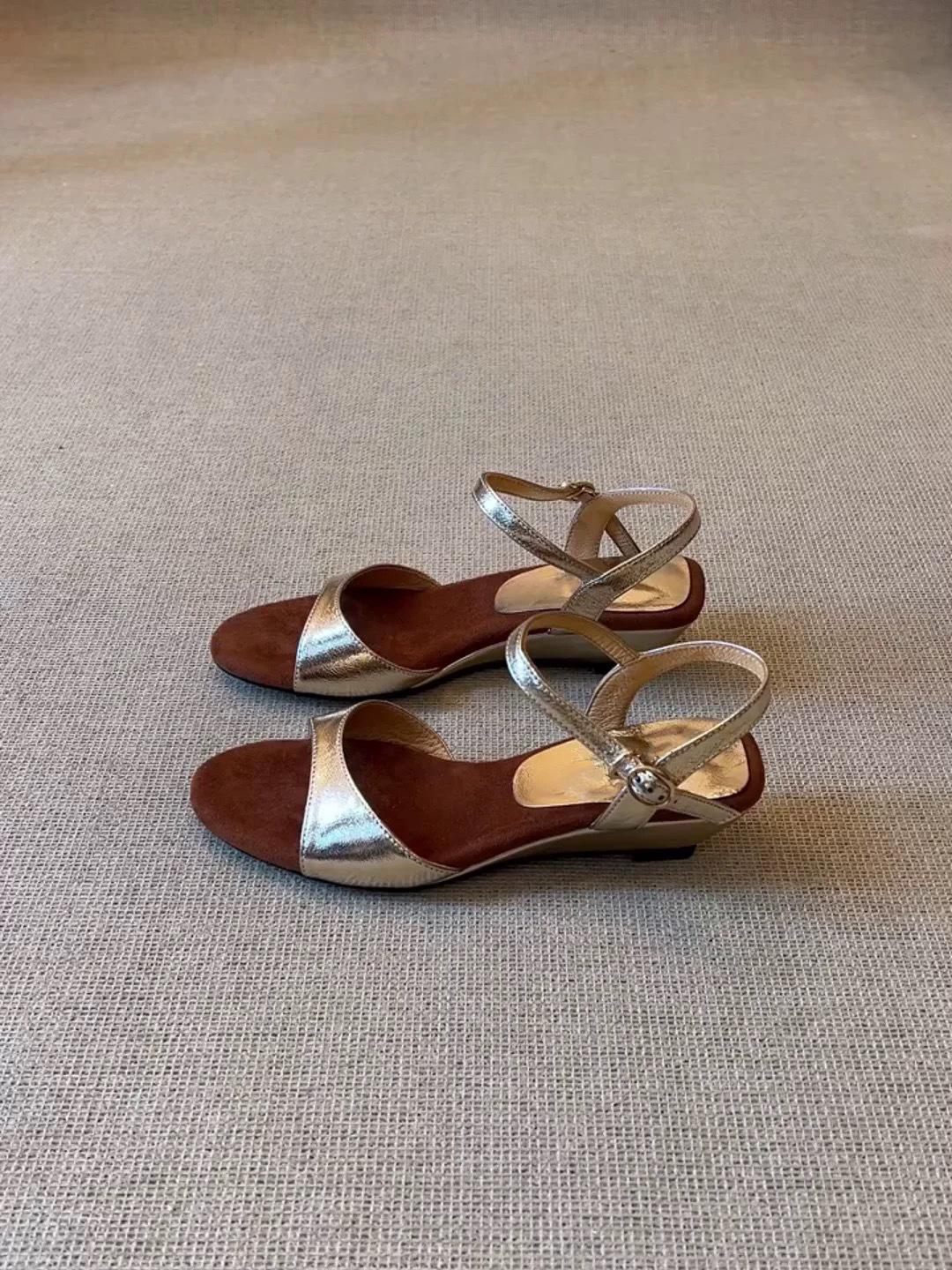 

Cowhide version~ French niche silver wedge heel round head open-toed Roman sandals women s 2025 summer high-heeled cool slippers 40 золотой