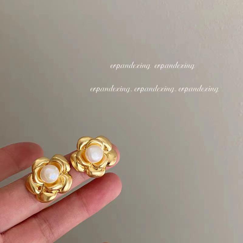 Chao Xiaobai S925 Sterling Silver Camellia Pearl Stud Earrings for Women - Fashionable and Versatile Light Luxury Trend.
