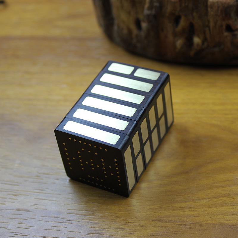 

Агатизированное дерево унаби, пораженное молнией, Кубик И Цзин: Вращающиеся 64 гексаграммы и триграммы Литературное произведение