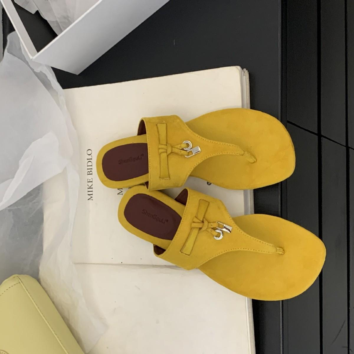 

~ Wedge heel slippers women wear summer new French retro flip-flops fairy wind vacation thick bottom square head cool 40