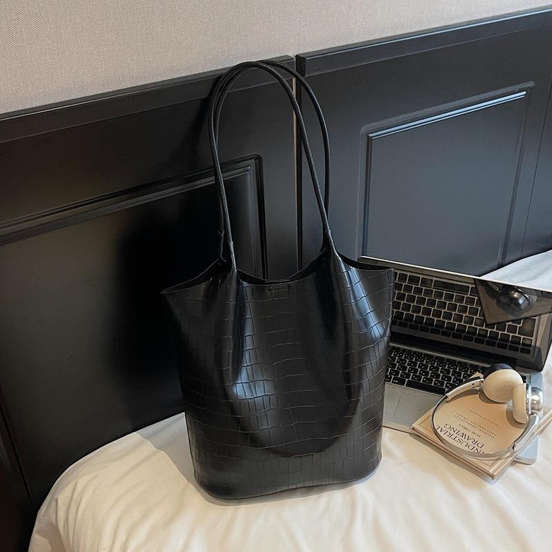 Simple and large-capacity bag women's 2025 summer new lightweight Tongkan shoulder bag high value tote bag bucket bag