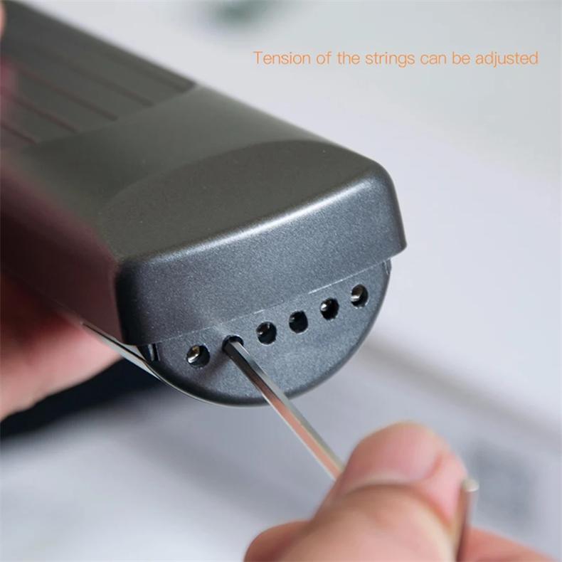 Übungstool für Taschengitarrenakkorde, tragbare Gitarre für das Training von Anfängern mit drehbarem Akkorddiagramm-Bildschirm