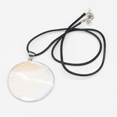 Round Shell Necklace Natural White Shells Mother of Pearl Pendant with Leather Rope Chain Necklaces for Women Men Luxury Quality Jewelry Choker Gifts