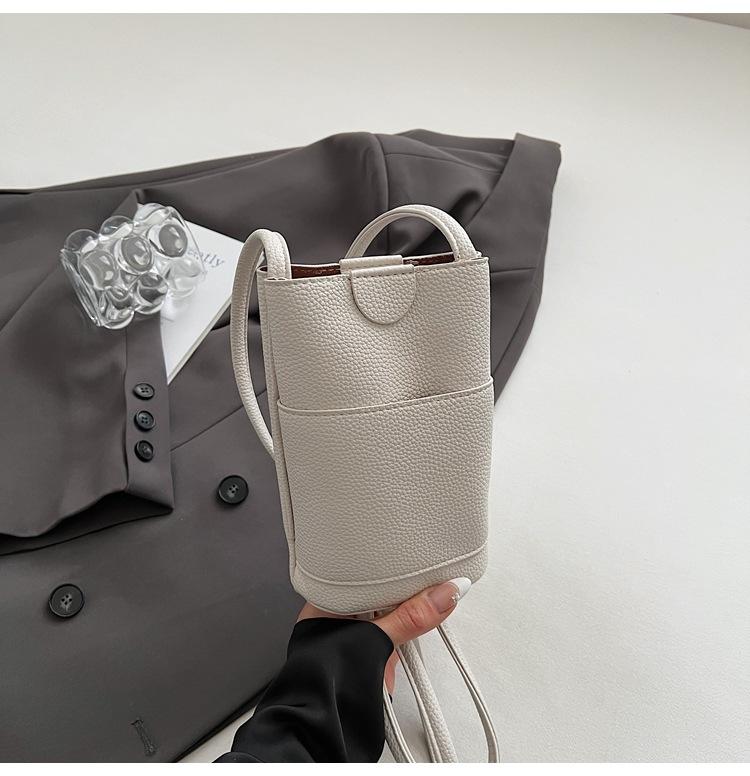 

Korean version niche 2025 new casual messenger mobile phone bag simple and fashionable shoulder bag cute lychee pattern women s bag tide