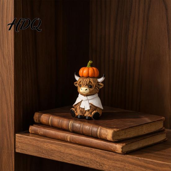 Herbst Heimdeko Niedliche Sitzende Hochlandkuh Kürbis Figur, Harz Statue Ornament Tierstatuen für Ernte Dekoration, Herbst mehrstöckiges Tablett Tischplatte