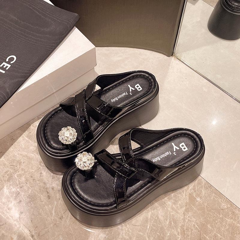 High-value rhinestone thick-bottomed height-enhancing cool slippers for women's summer wear 2025 new seaside beach versatile toe slippers