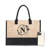 Eine modische und schlichte Tragetasche in Buchstabenform mit einer geräumigen Jute-Handtasche