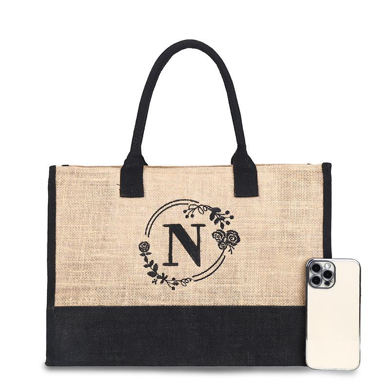 Eine modische und schlichte Tragetasche in Buchstabenform mit einer geräumigen Jute-Handtasche