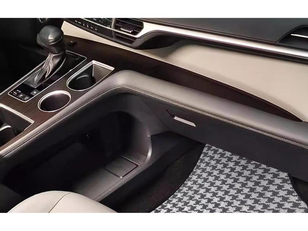 Siene Grevia Anti-Slip Carbon Fiber Car Mats - Wear & Dirt Resistant