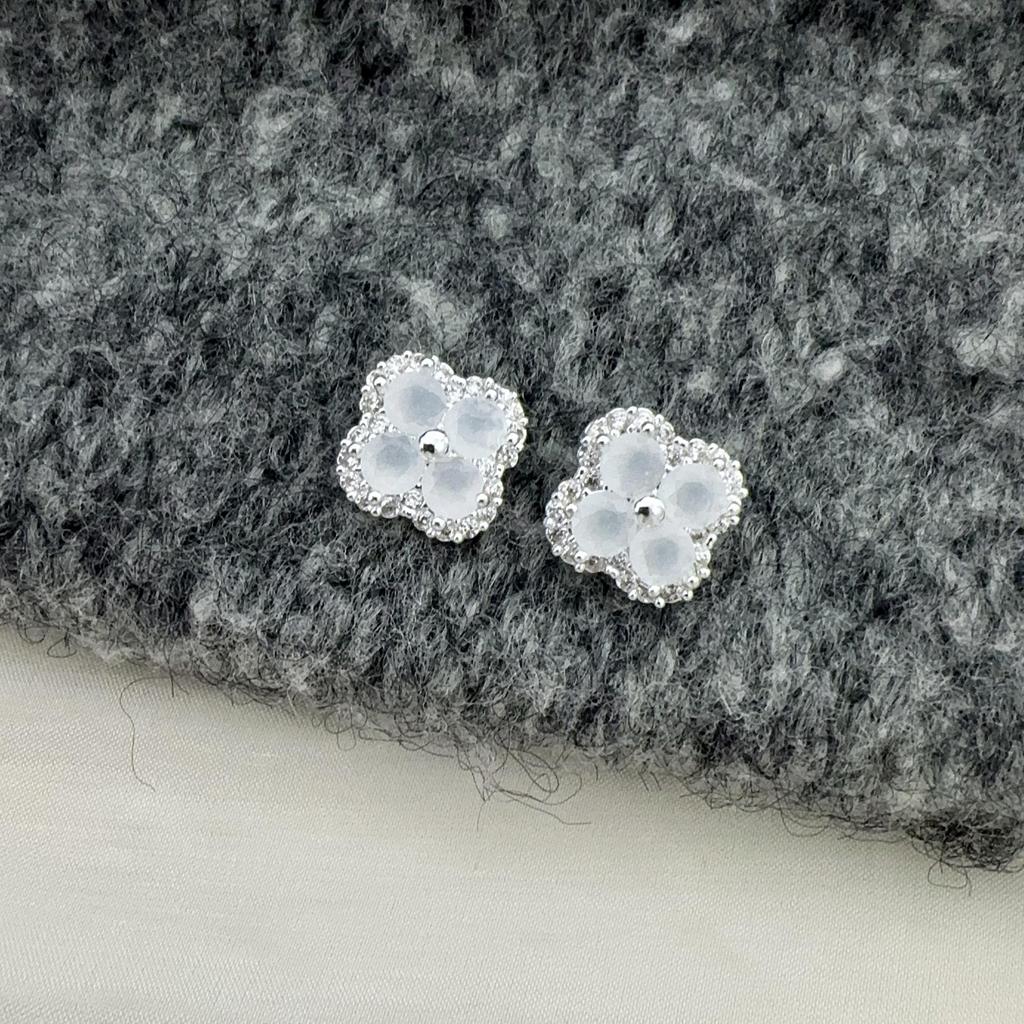 Neue Zirkon-Blumenstecker - Elegant und vielseitig für Damen