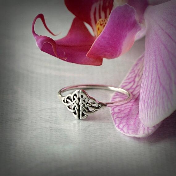 Elegant Hollow Camellia Women's Ring - European and American Style Finger Jewelry