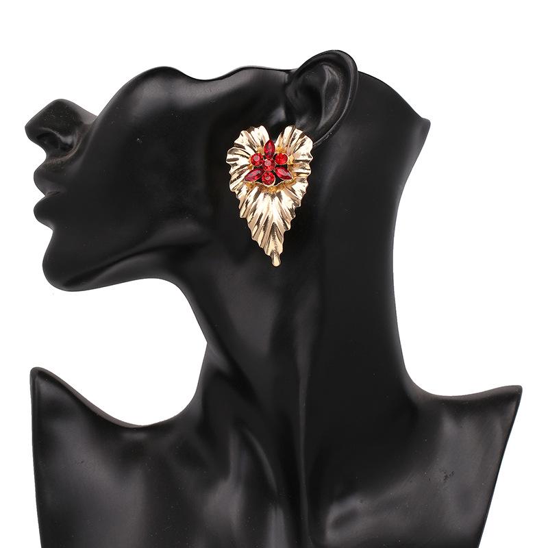 Fashionable and Exaggerated Style Alloy Colored Earrings with Creative Heart-shaped Design for Women красный