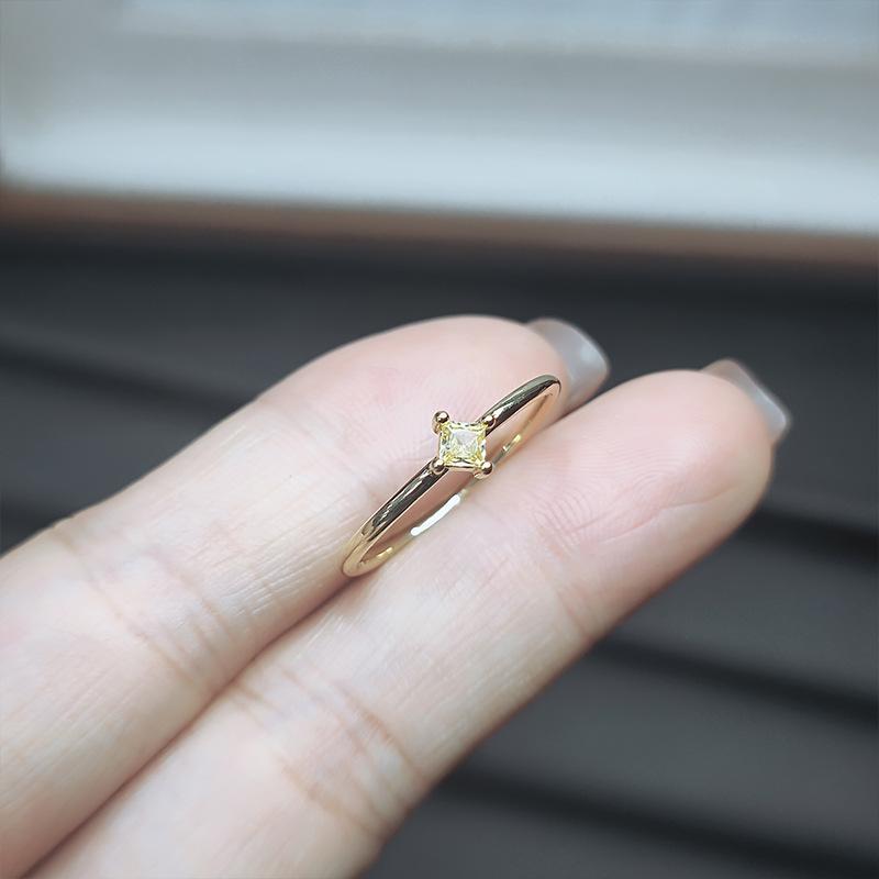 Simple Imitation Emerald Square Ring, Female Personality Small Fresh Small Sugar Cube Gold-Plated Yellow Stone Size Diamond Ring