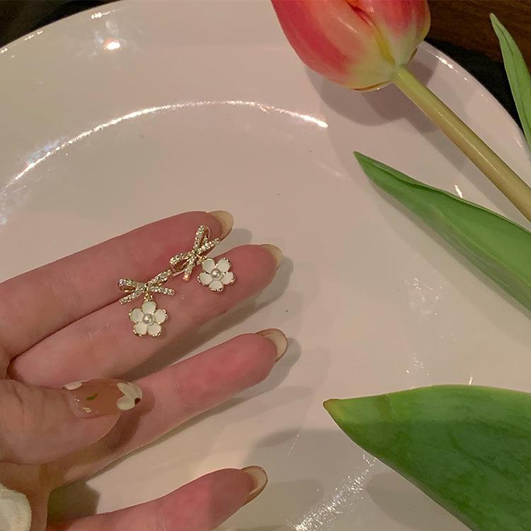 Mingqing Fashion S925 Silver Temperament Stud Earrings