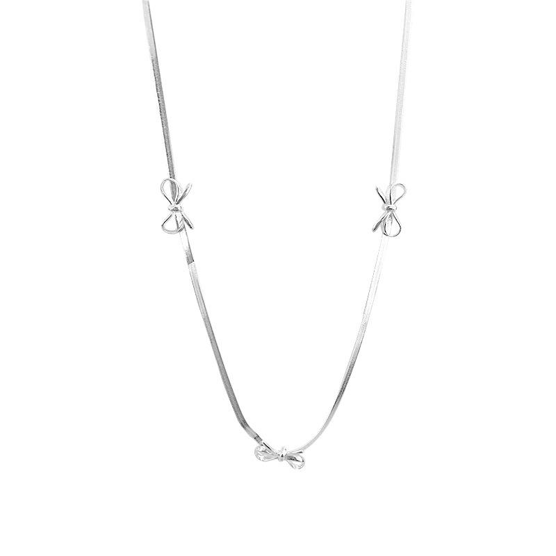 

Персонализированное ожерелье с бантом из змеиной кости для женщин, новая легкая роскошная и нишевая дизайнерская цепочка для воротника