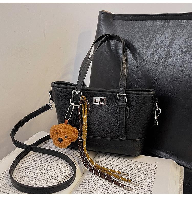

This year s popular bag women s autumn and winter 2024 new versatile shoulder messenger bag casual bucket bag чорний