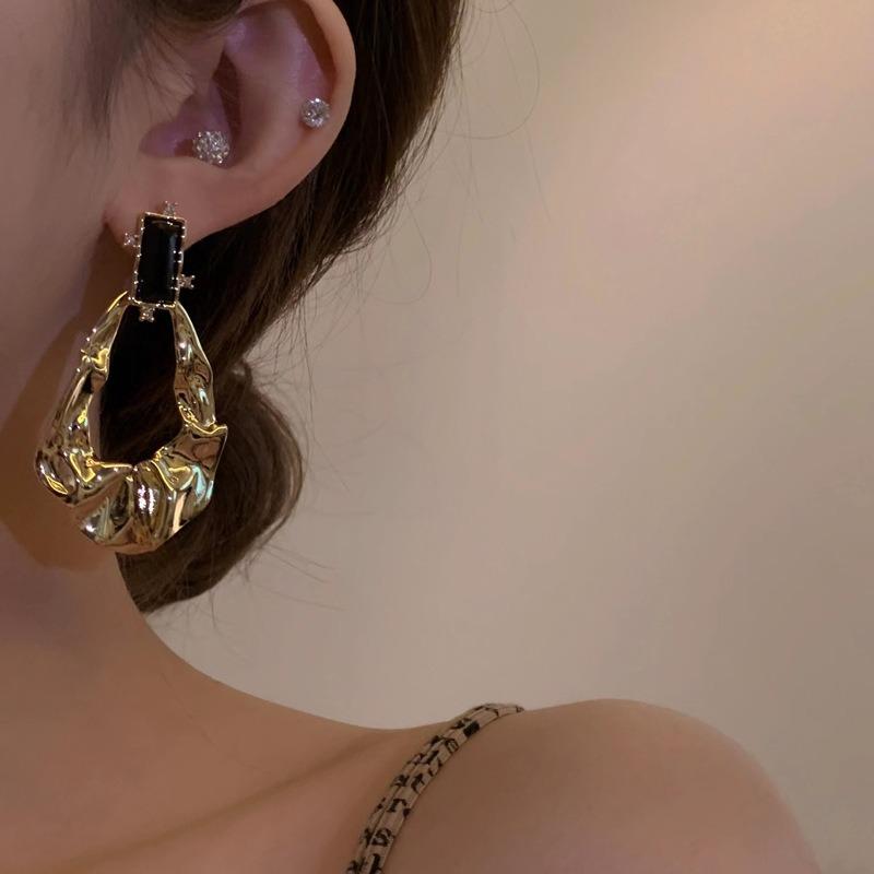 Retro~ Premium pleated metal earrings cold wind fashionable gentle niche exquisite stud earrings