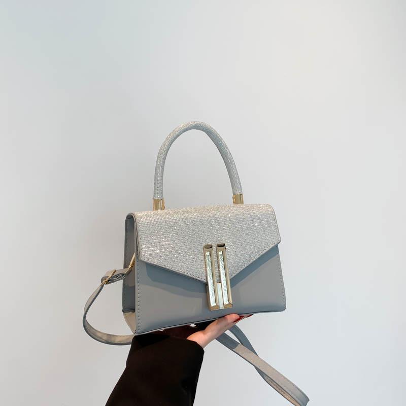 

Однотонная сумка через плечо, простая сумочка в зарубежном стиле, женская ретро 2025 лето новая темпераментная сумка-мессенджер, маленькая квадратная сумка серебряный