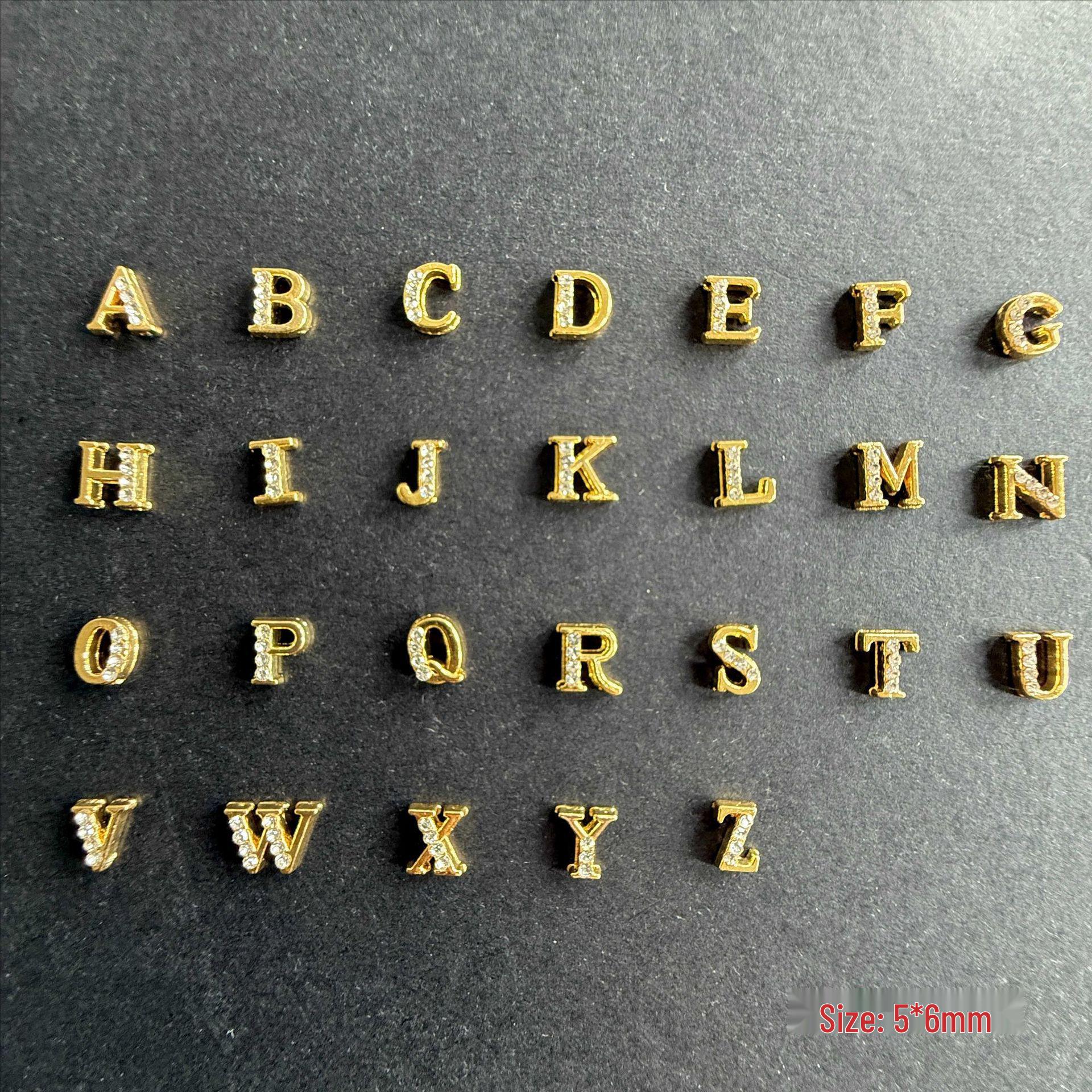 

Rhinestone 26-Letter Nail Art Jewelry with Gold Alloy Base