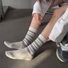 Damen Herbst- und Winter Farbblockierende Gestreifte Stoffetikett Trendige und Vielseitige Socken im College-Stil aus Reiner Baumwolle