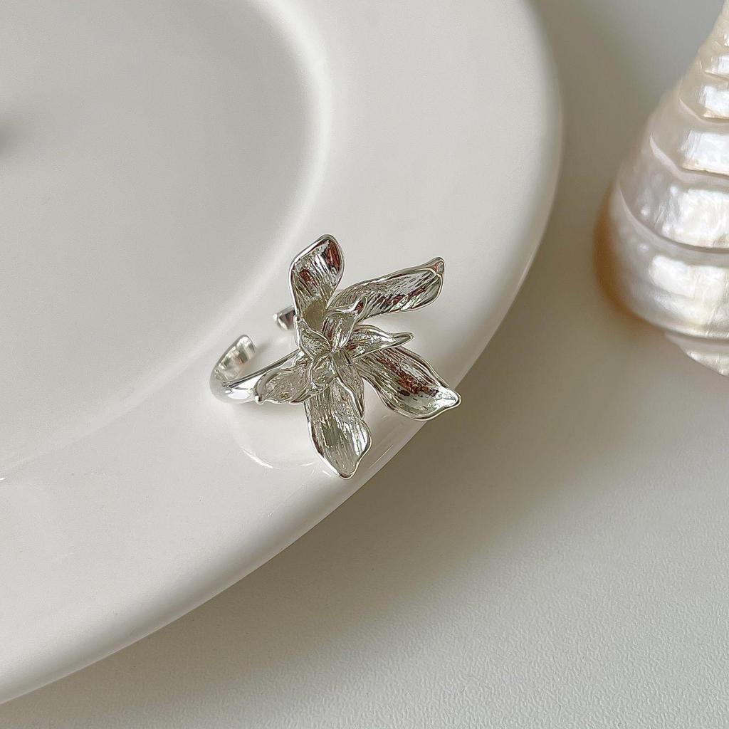 2025 New Exquisite Metal Flower Ring: European & American Chic High-End Index Finger Ring for Women