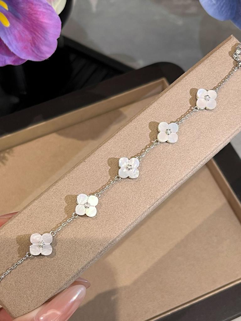 French Retro Four-Leaf Flower White Shell Fringed Necklace Five-Flower Bracelet Petal Temperament Premium Light Luxury Set