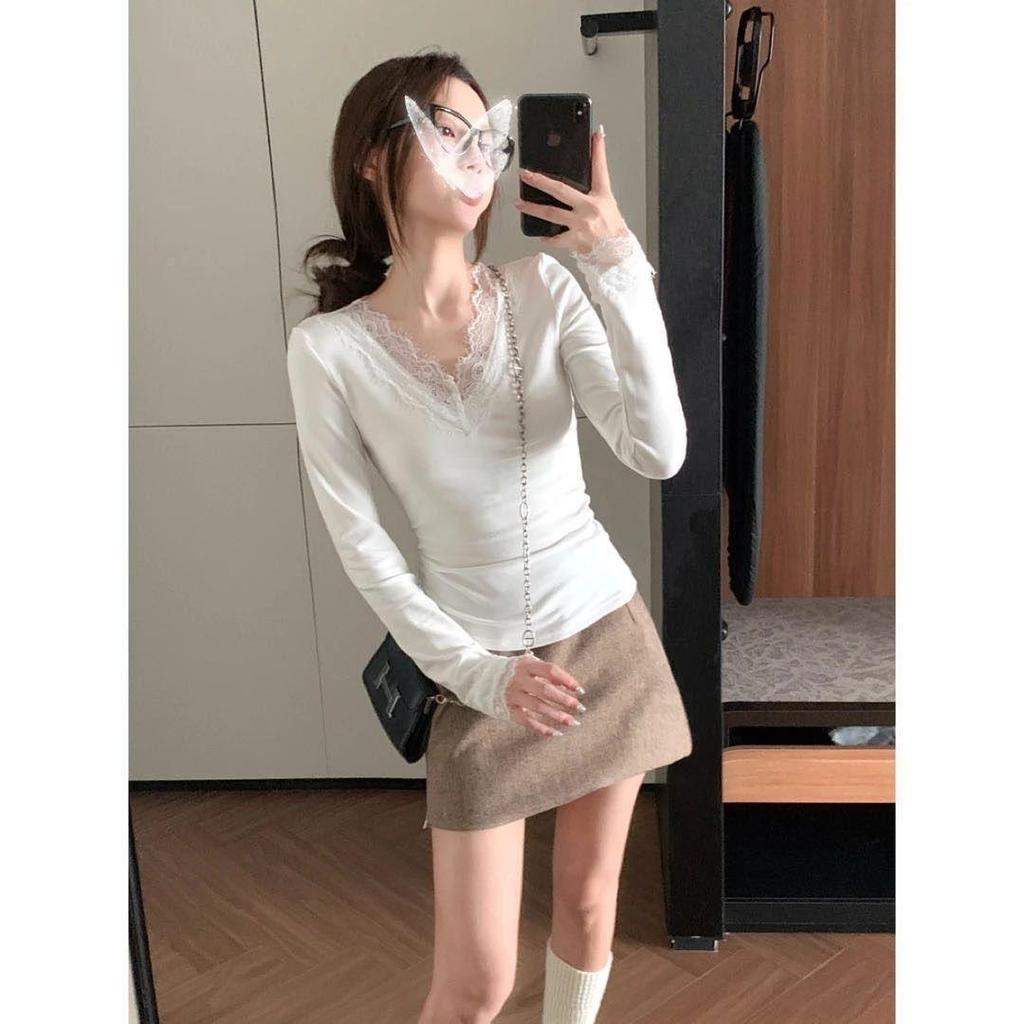 Elegant Lace V-Neck Long-Sleeve Women's Top - Autumn Slim Fit, Luxurious Inner Layer