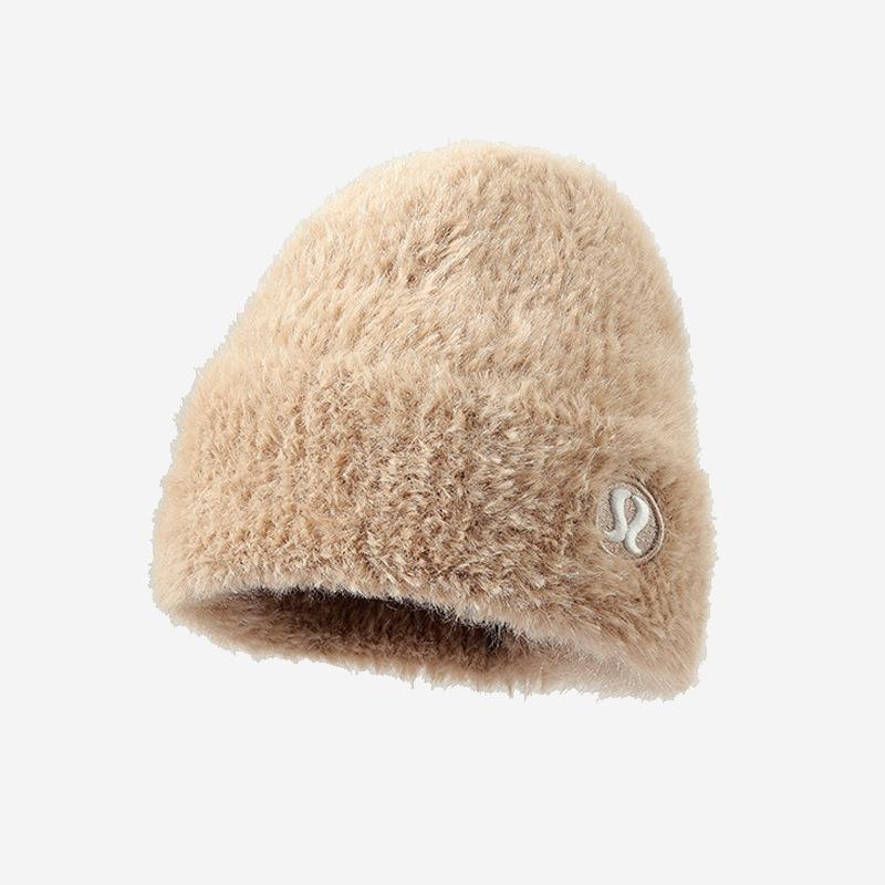 

Шапка женская алфавит вышитая этикетка плюшевая зимняя термошапка модная универсальная холодная шапка прилив