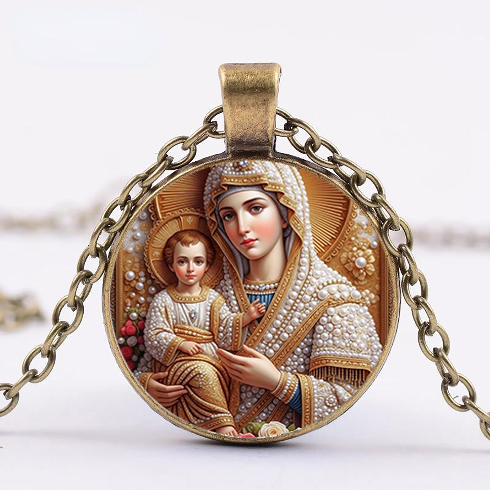 Подвеска «Дева Мария и младенец Иисус» с драгоценным камнем времени — это религиозное украшение, подходящее для повседневной носки.