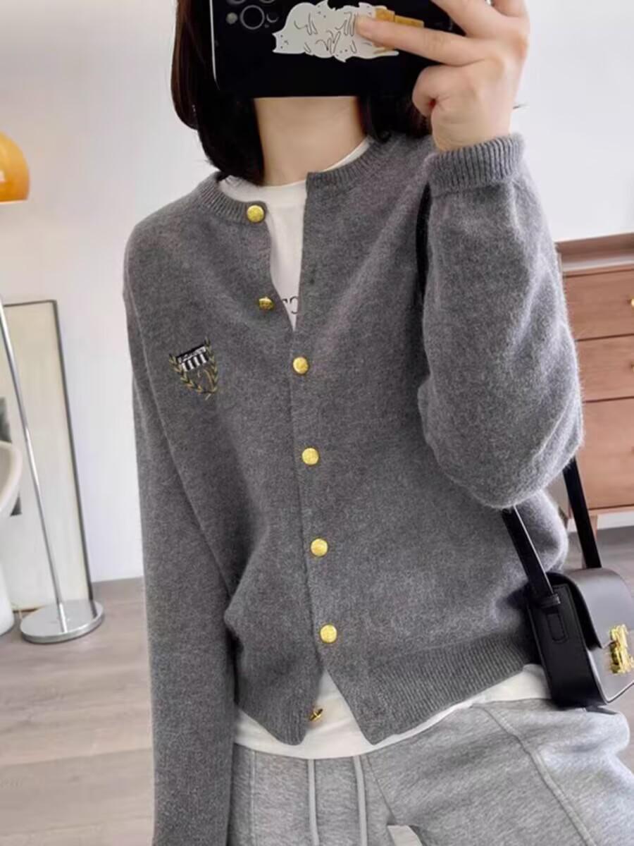 

Женский кардиган из 100% шерсти с вышитой эмблемой — новинка ранней весны 2025 года, мягкий круглый вырез, тонкий трикотажный свитер. XX-Large