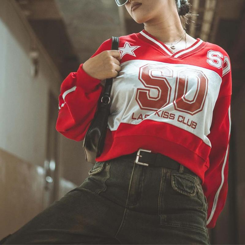 Spring and Autumn European and American letter printed loose V-neck contrasting long sleeved shirt