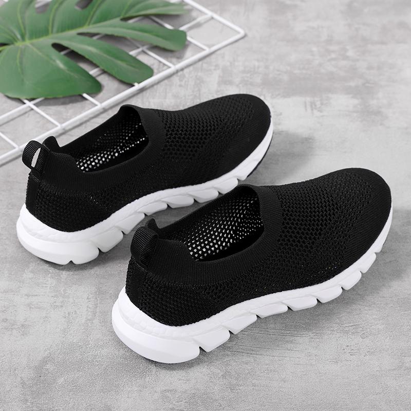 A new slip-on casual shoes mesh cloth breathable fashion soft sole outdoor sports students light running shoes