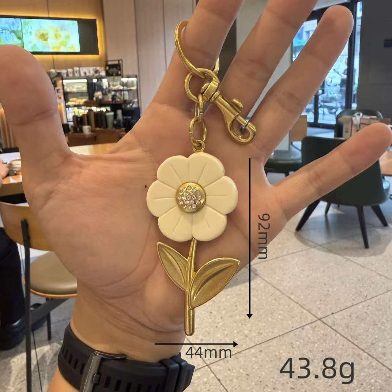 Light Luxury Small Daisy Flower Keychain Cream Sunflower Key Pendant Rhinestone Stamen Bag Pendant Versatile Pendant кремовый