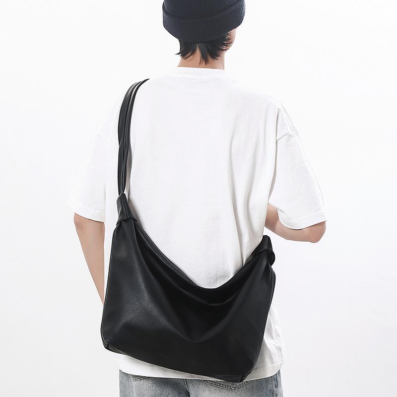 Simple, fashionable and large-capacity pu men's and women's locomotive commuter bags, new literary and versatile women's shoulder messenger bags