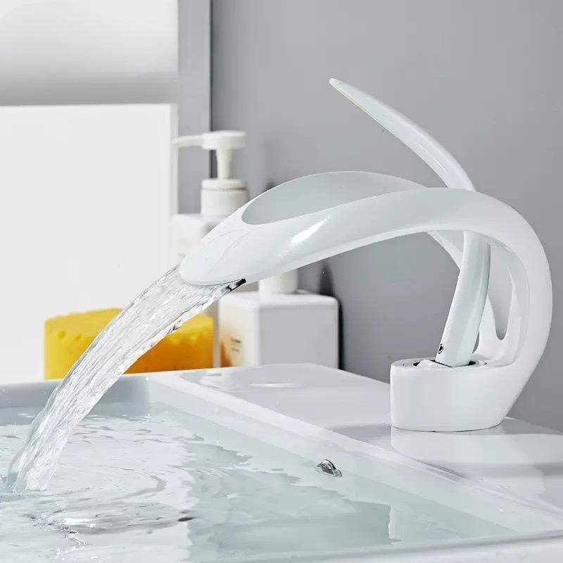 Creative bathroom, toilet basin, waterfall faucet, basin faucet, hot and cold countertop basin faucet белый