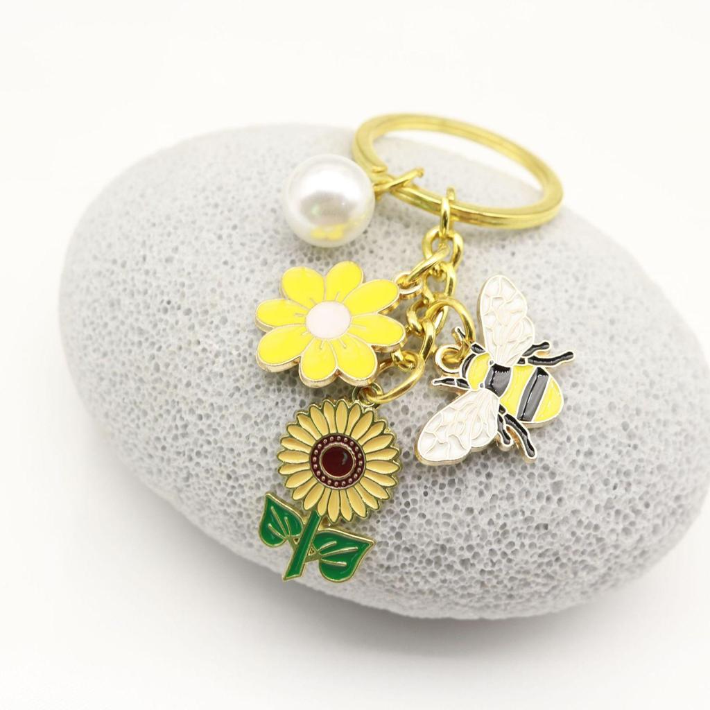 Charming Daisy Honey Pendant Keychain - Pastoral Style Accessory