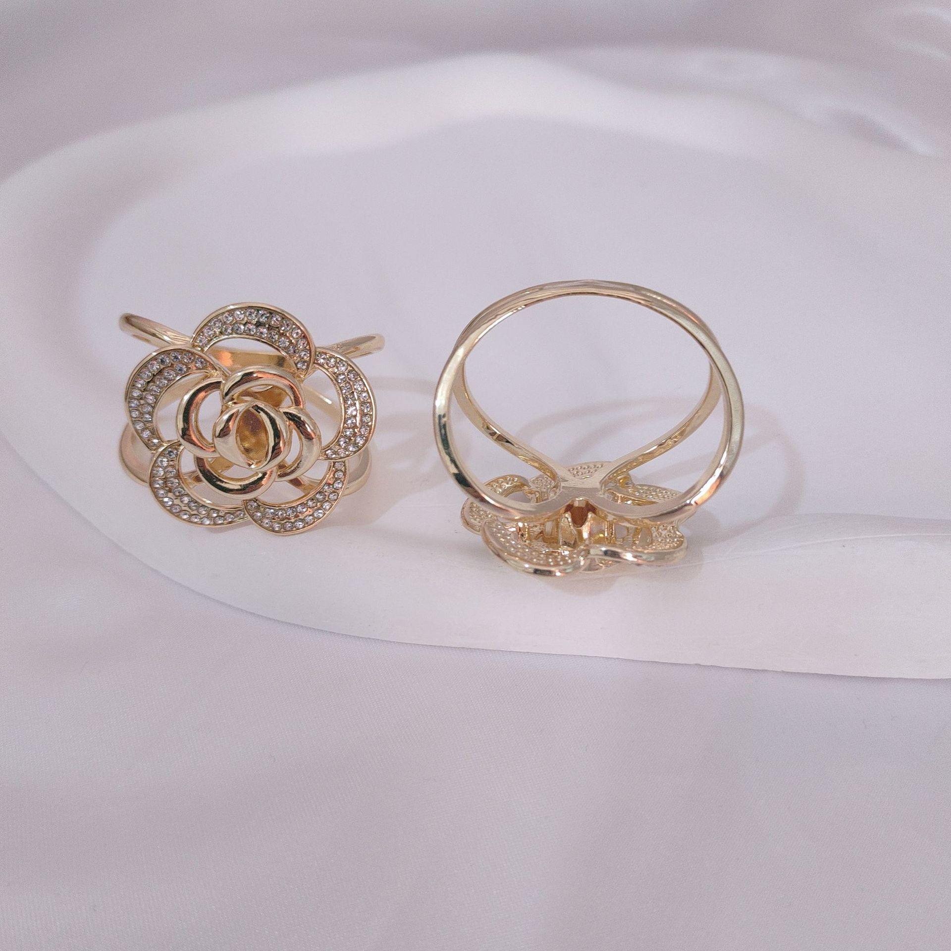 

Элегантная пряжка для шарфа с цветочным узором из шелка: Универсальный аксессуар двойного назначения для шалей и шарфов