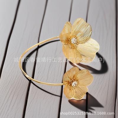 Golden Hollow Butterfly Flower Bracelet, Atmospheric Diamond-set Exaggerated Bracelet, Hot-selling